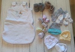 Schlafsack für Neugeborene Größe 60, verschiedene Mützen, Socken und Füßlinge ebenfalls für Neugeborene.
