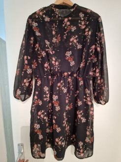 Schwarzes Kleid mit Blume