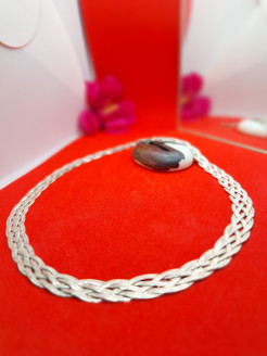 Feine und elegante Halskette aus geflochtenem Silbergeflecht.