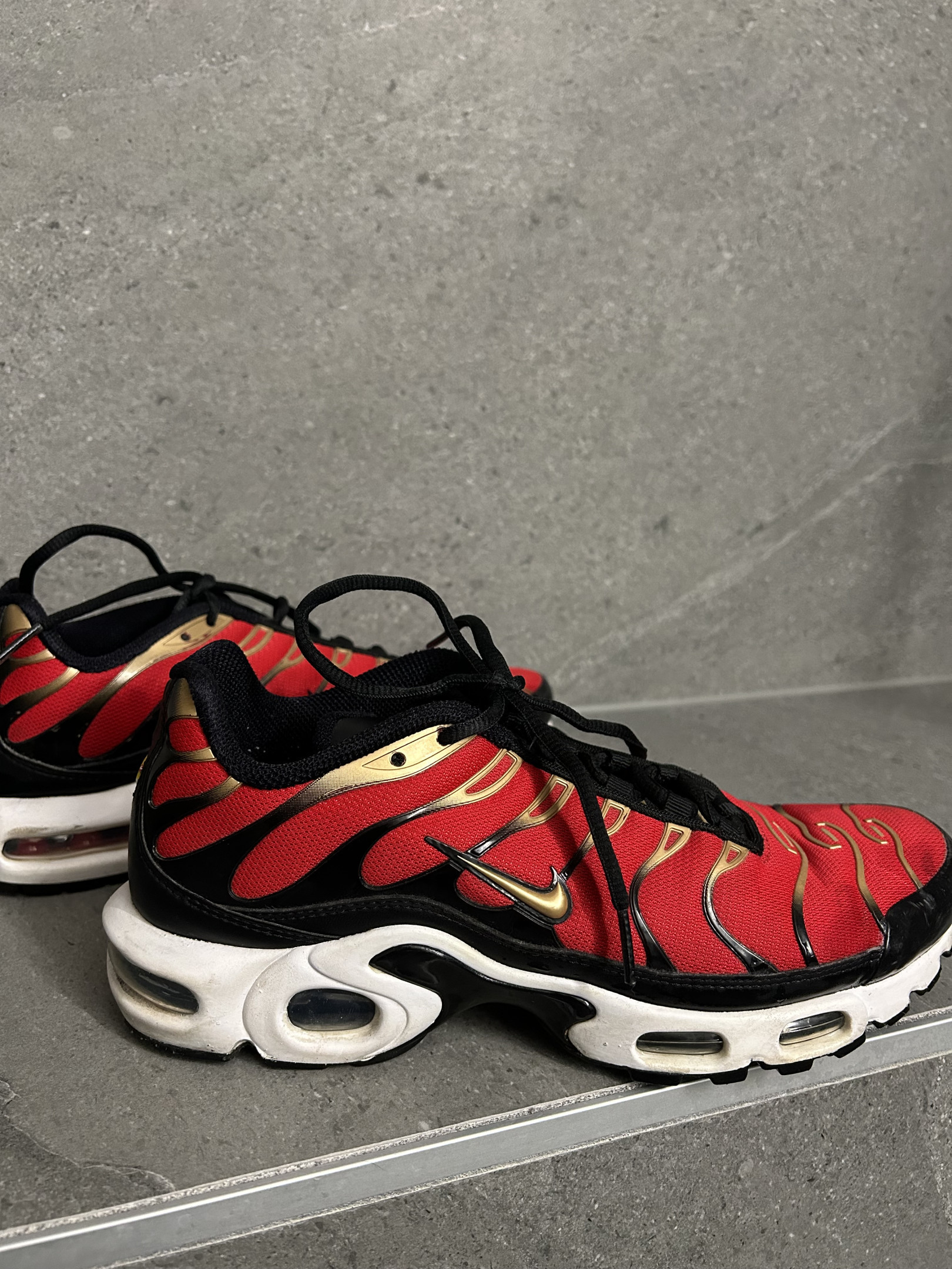 Air max plus on sale red and gold