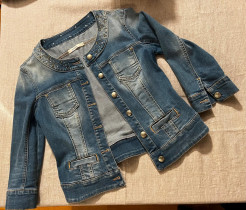 Kurze Jeansjacke mit Nieten