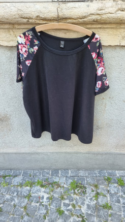 T-shirt noir et fleur