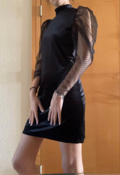 Schwarzes Kleid mit transparenten Ärmeln