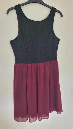 Robe bordeaux et noir avec dentelle