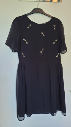 Robe noire avec broderie dorée de clés