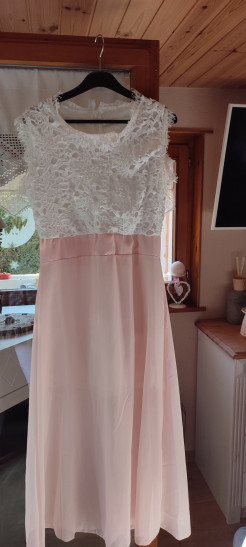 Very pretty mid-length summer dress. Top in pretty white lace.