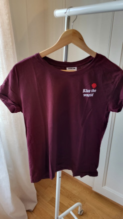 T-shirt bordeaux brodé