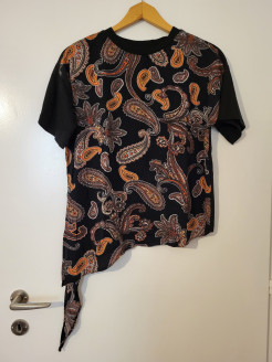 Blouse noir avec motifs devant