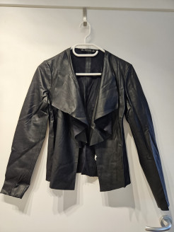 Kleine schwarze Jacke