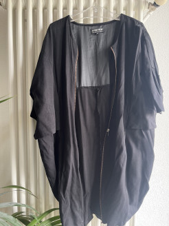 Schwarzer Mantel oder Kleid