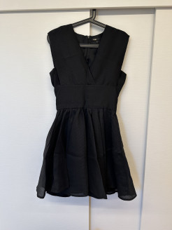 Sehr hübsches kurzes schwarzes Kleid Maje