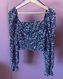 Crop top noir a fleurs violettes 