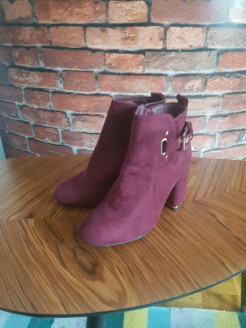 Boots size 36 .