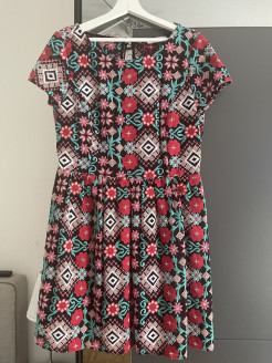 Mittellanges Kleid mit Muster