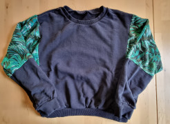 Short jumper with oversized sleeves