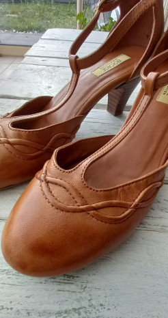 Cognac-coloured leather slingbacks by BOCAGE