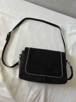 Schwarze, leicht glänzende Tasche