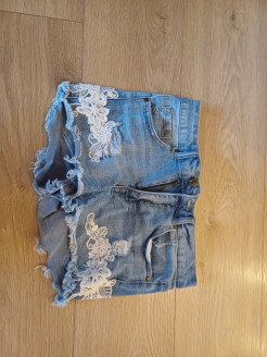 Summer shorts with decorative lace on front pockets