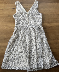 Schönes Frühlings-/Sommerkleid mit Blume