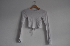 Short jumper with bare back