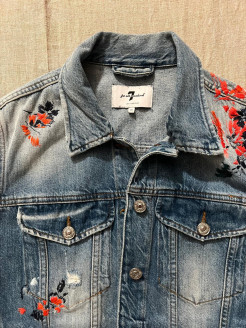 Jeansjacke mit Blumenstickerei