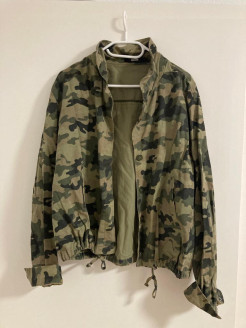 Jacke mit Militärmuster