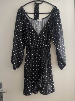 Robe à pois (épaules dénudées)