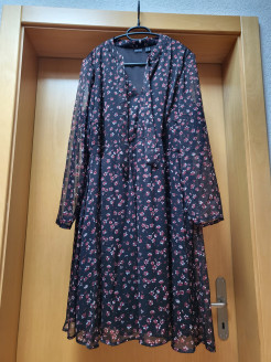 Robe courte noir à fleurs 