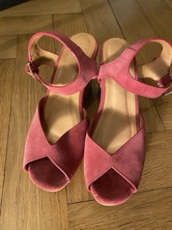 Fausta clog heels by Sézane, peony colour, in cow split leather
