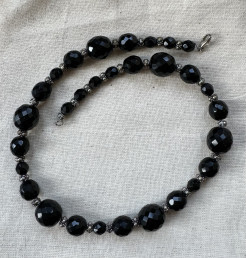Schwarze facettierte Swarovski-Perlen Halskette