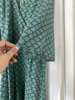 Langes grünes Kleid mit Muster