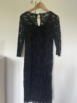 Black lace dress (pregnancy)