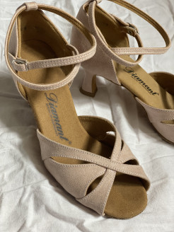 Salsa shoes brand Diamant, small heel