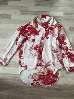 Chemise blanche à fleurs rouges 