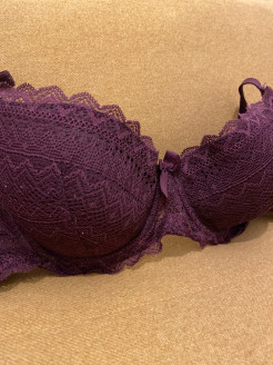 Burgundy bra with lace (70E)
