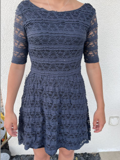 Short/mid-length lace dress