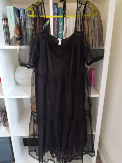 Schwarzes Kleid mit Tüll im Stil von Mercredi Adams garantiert!