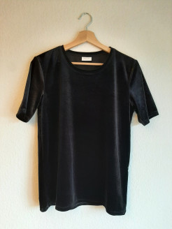 Short-sleeved black velvet T-shirt