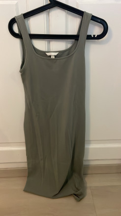 Green mid-length dress