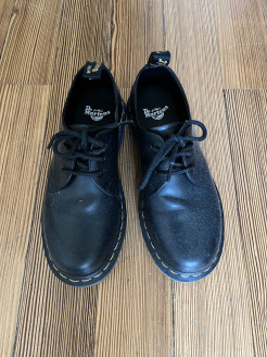 Schwarze Schuhe Doc Martens