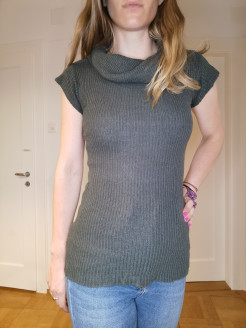 Short-sleeved knitted jumper