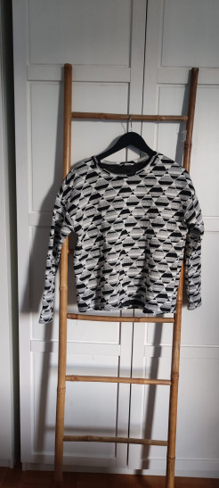 Geometrischer Pullover für die Zwischensaison