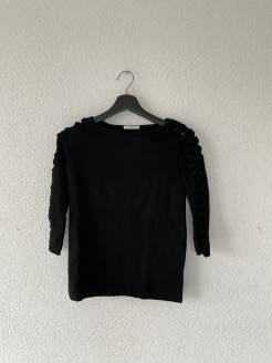 Schwarzer Pullover