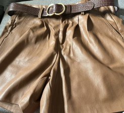 Imitation leather shorts with beige belt L