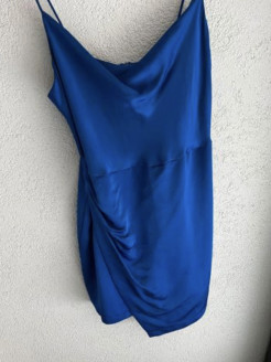 Robe courte effet satin bleue