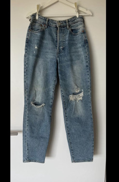 Jeans bleu mom à trou