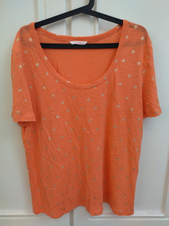 Very pretty coral t-shirt with gold motifs