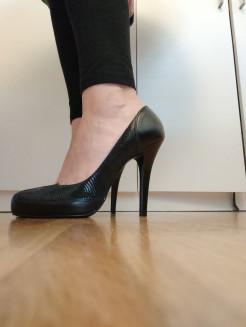 Pumps aus genarbtem Leder Größe 3