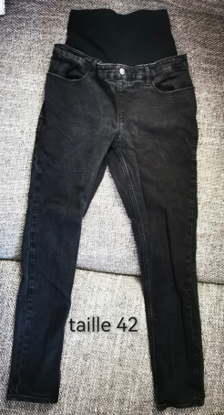 2 pairs of maternity jeans