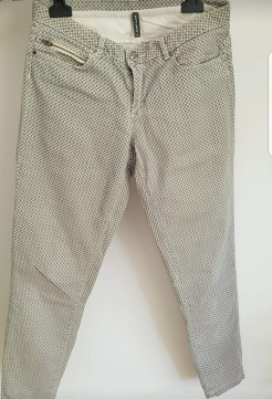 Pantalon naf naf à motif gris clair.
